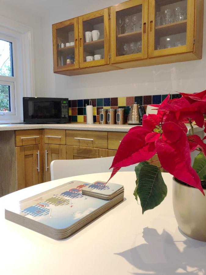 Summer Breeze -3 Bed-Sleeps 6-Parking-Walk To The Beach-Spacious-Families-Groups-Professionals Welcome Борнмът Екстериор снимка