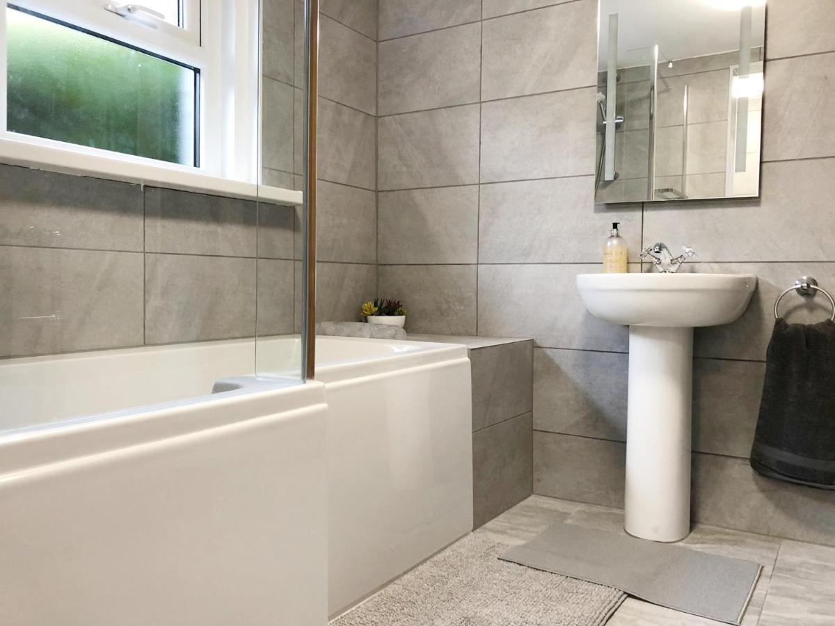 Summer Breeze. 3-Bed Apartment Close To The Beach Борнмът Екстериор снимка