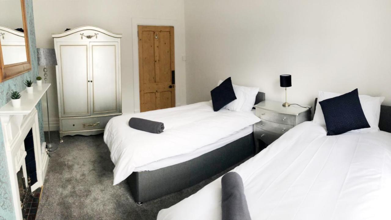 Summer Breeze -3 Bed-Sleeps 6-Parking-Walk To The Beach-Spacious-Families-Groups-Professionals Welcome Борнмът Екстериор снимка