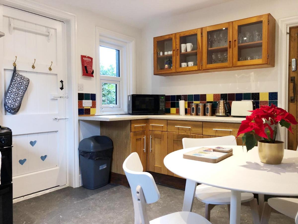 Summer Breeze -3 Bed-Sleeps 6-Parking-Walk To The Beach-Spacious-Families-Groups-Professionals Welcome Борнмът Екстериор снимка