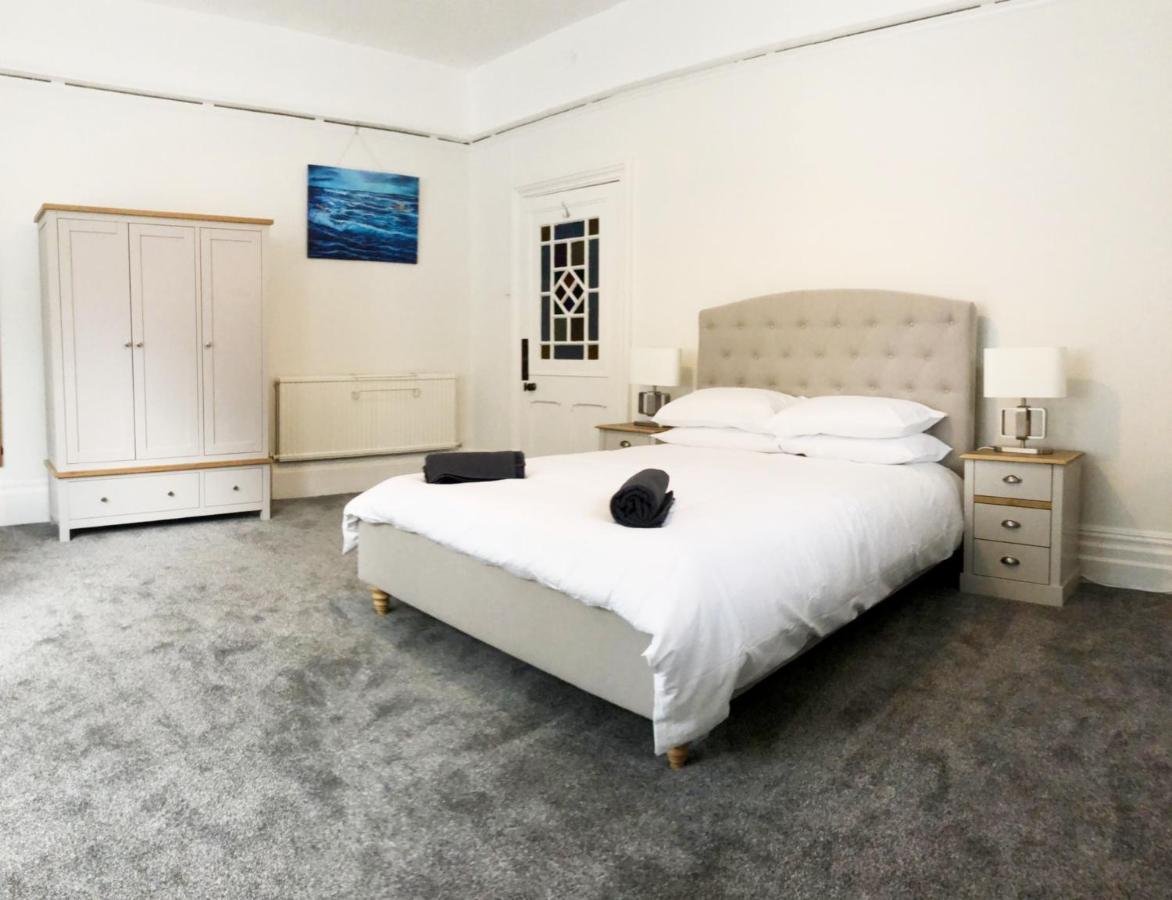 Summer Breeze -3 Bed-Sleeps 6-Parking-Walk To The Beach-Spacious-Families-Groups-Professionals Welcome Борнмът Екстериор снимка