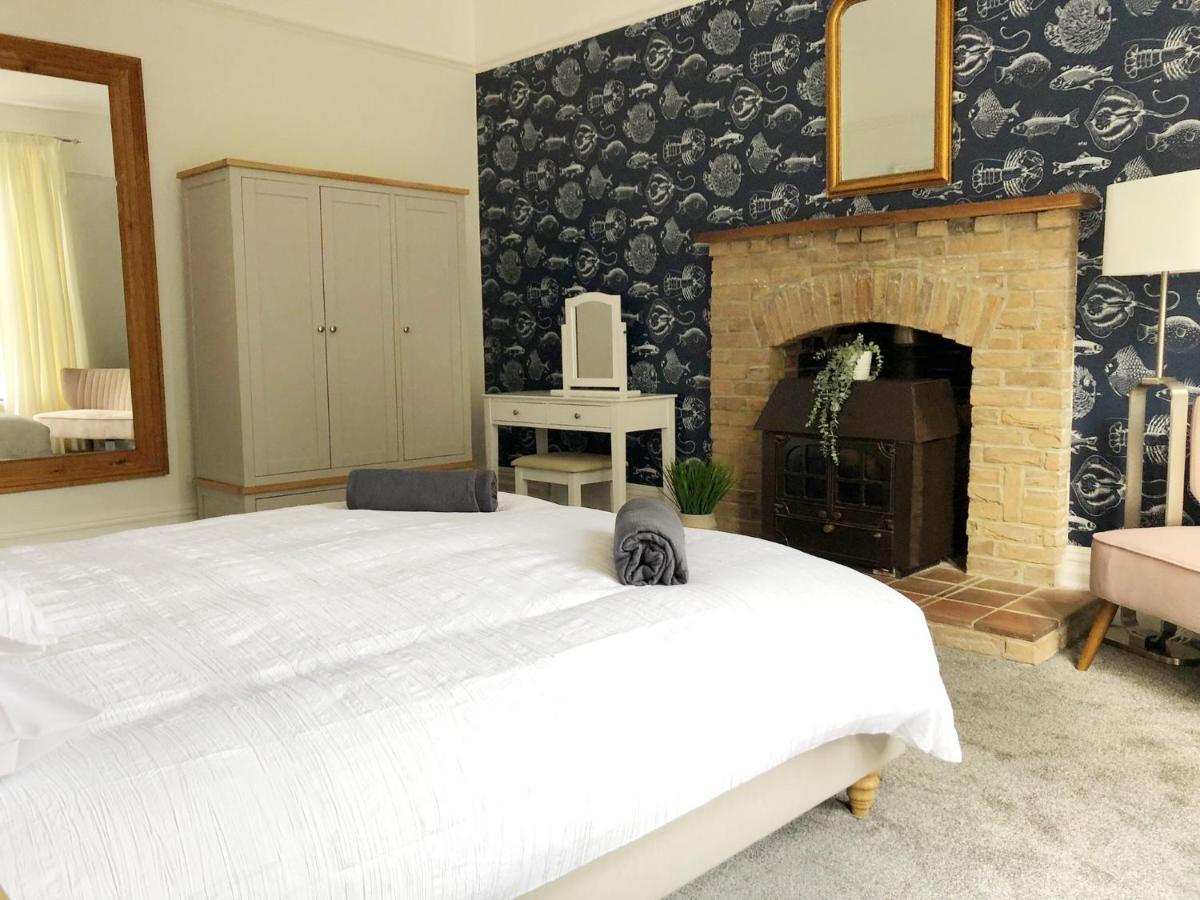 Summer Breeze -3 Bed-Sleeps 6-Parking-Walk To The Beach-Spacious-Families-Groups-Professionals Welcome Борнмът Екстериор снимка